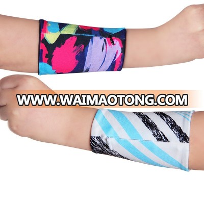 Customized marketing gift items wrist bands promotion running arm bag for cellphone key card